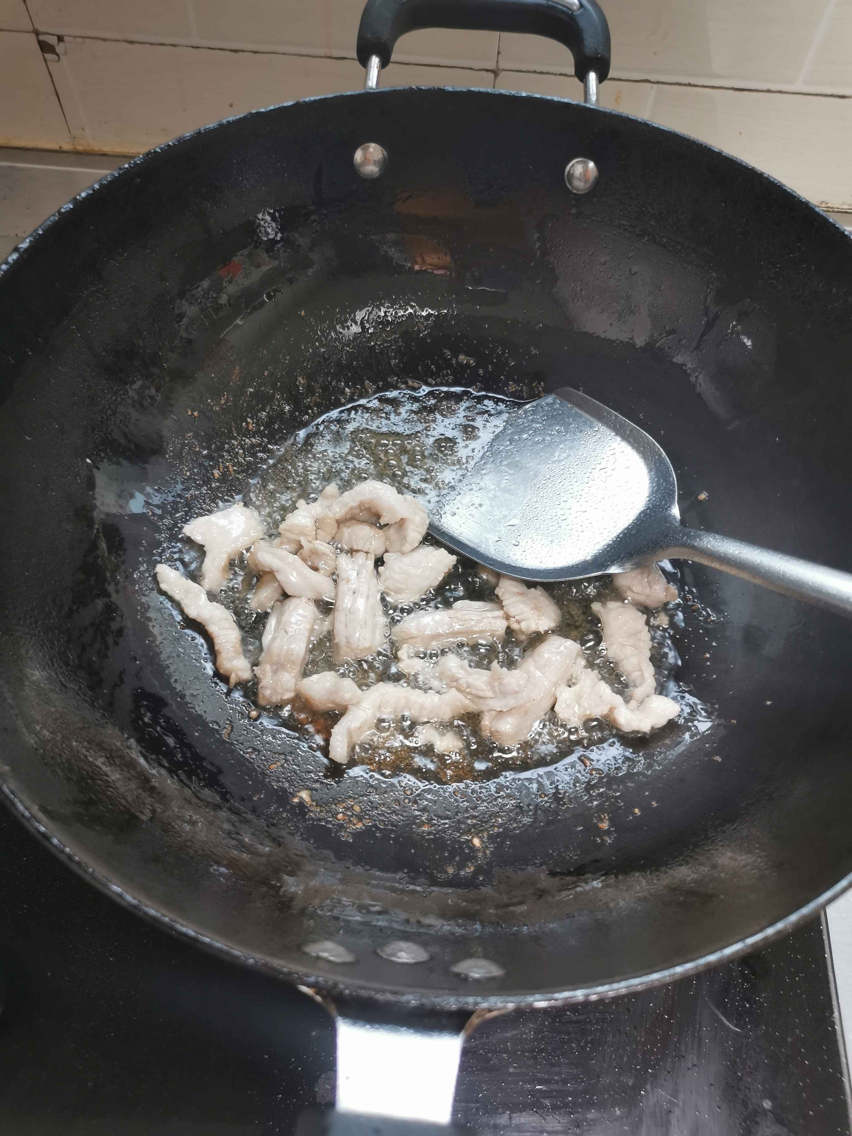 土豆炒芹菜的做法-家常味炒菜譜