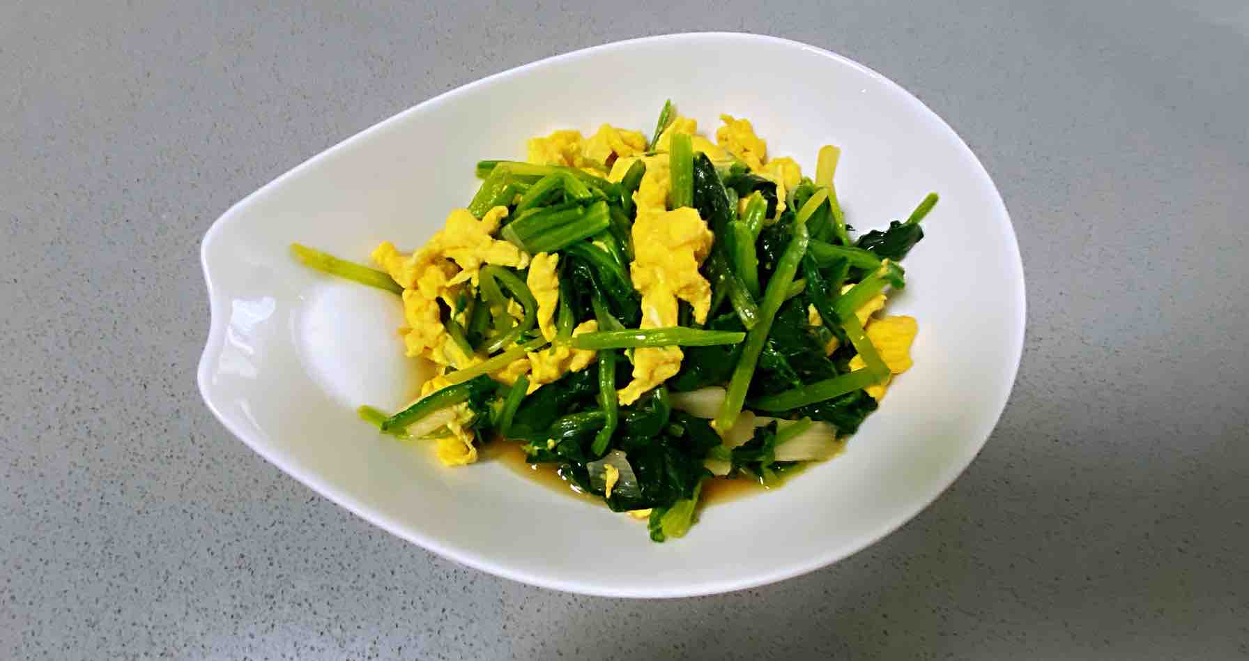 菠菜炒雞蛋，多做這一步，雞蛋營養滑嫩，菠菜翠綠不澀口的做法-咸鮮味炒菜譜