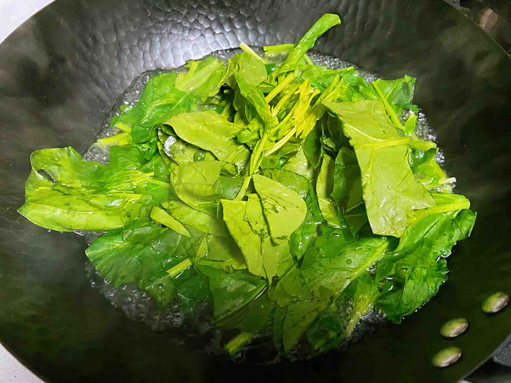 菠菜炒雞蛋，多做這一步，雞蛋營養滑嫩，菠菜翠綠不澀口的做法-咸鮮味炒菜譜