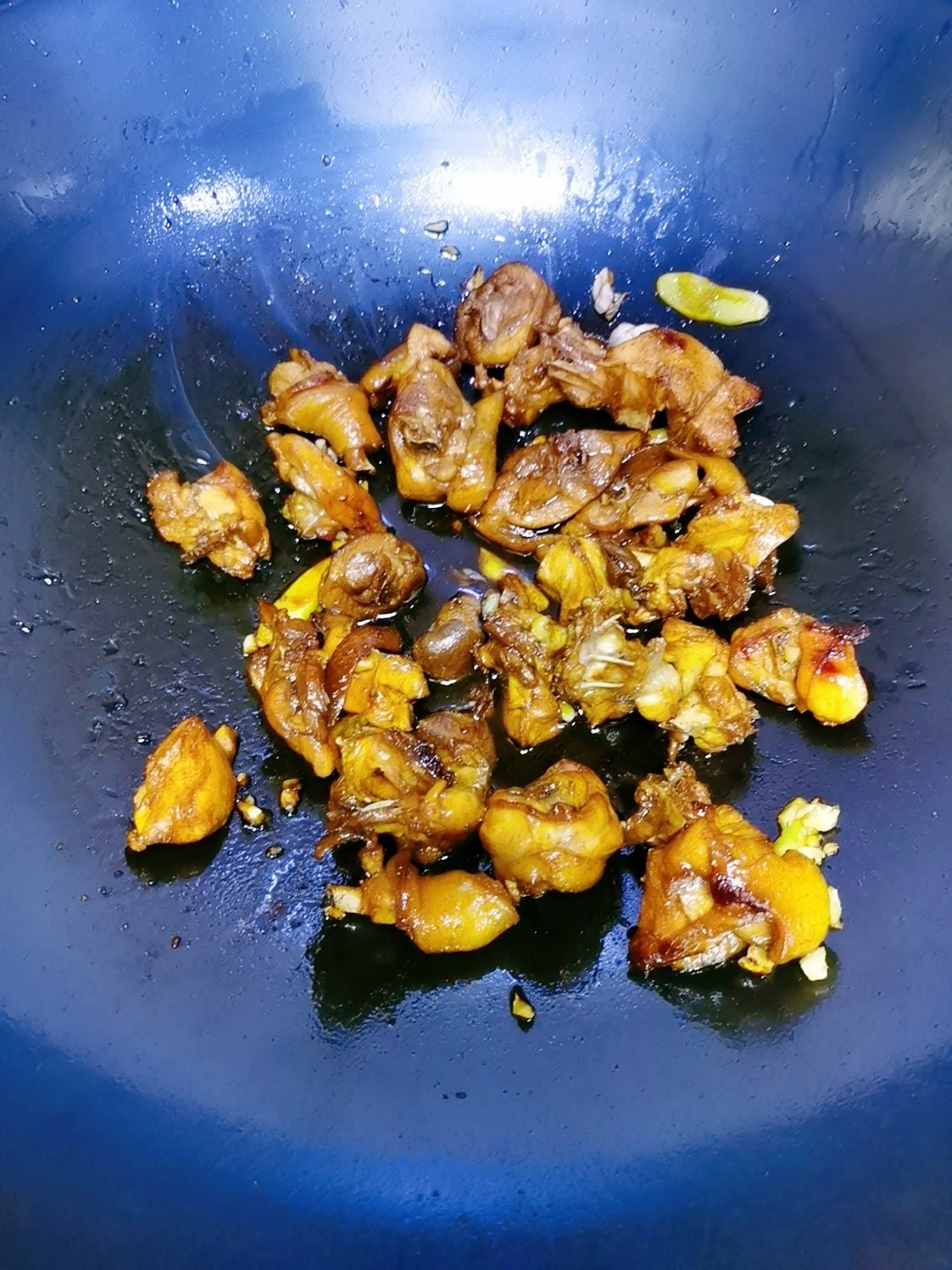 雞肉燜土豆的做法-醬香味燜菜譜