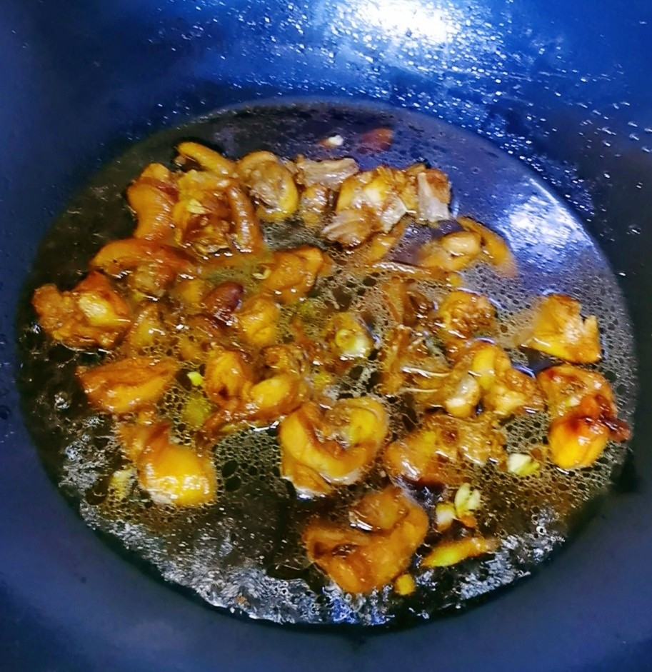 雞肉燜土豆的做法-醬香味燜菜譜