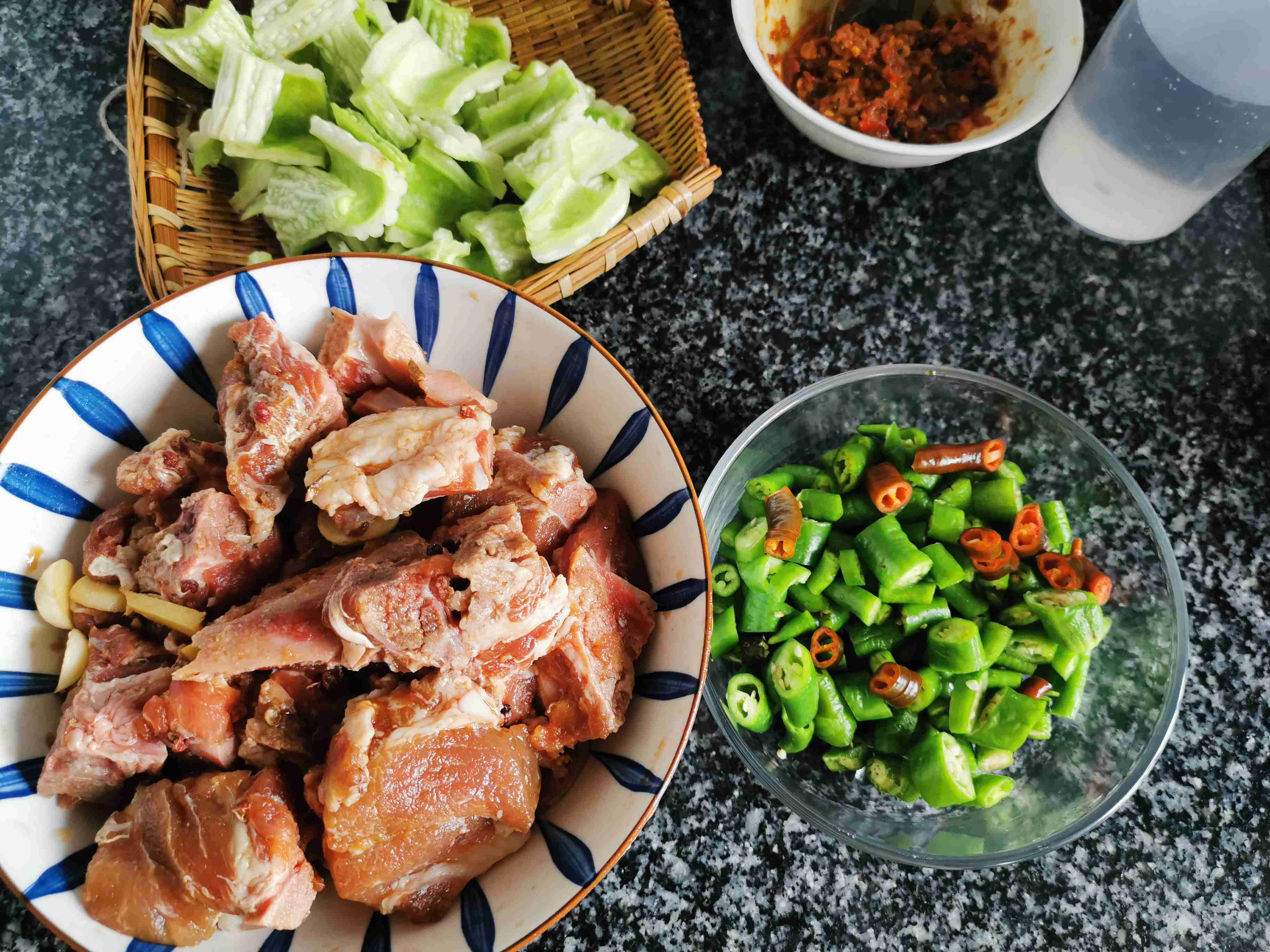 苦瓜燒排骨的做法-家常味炒菜譜