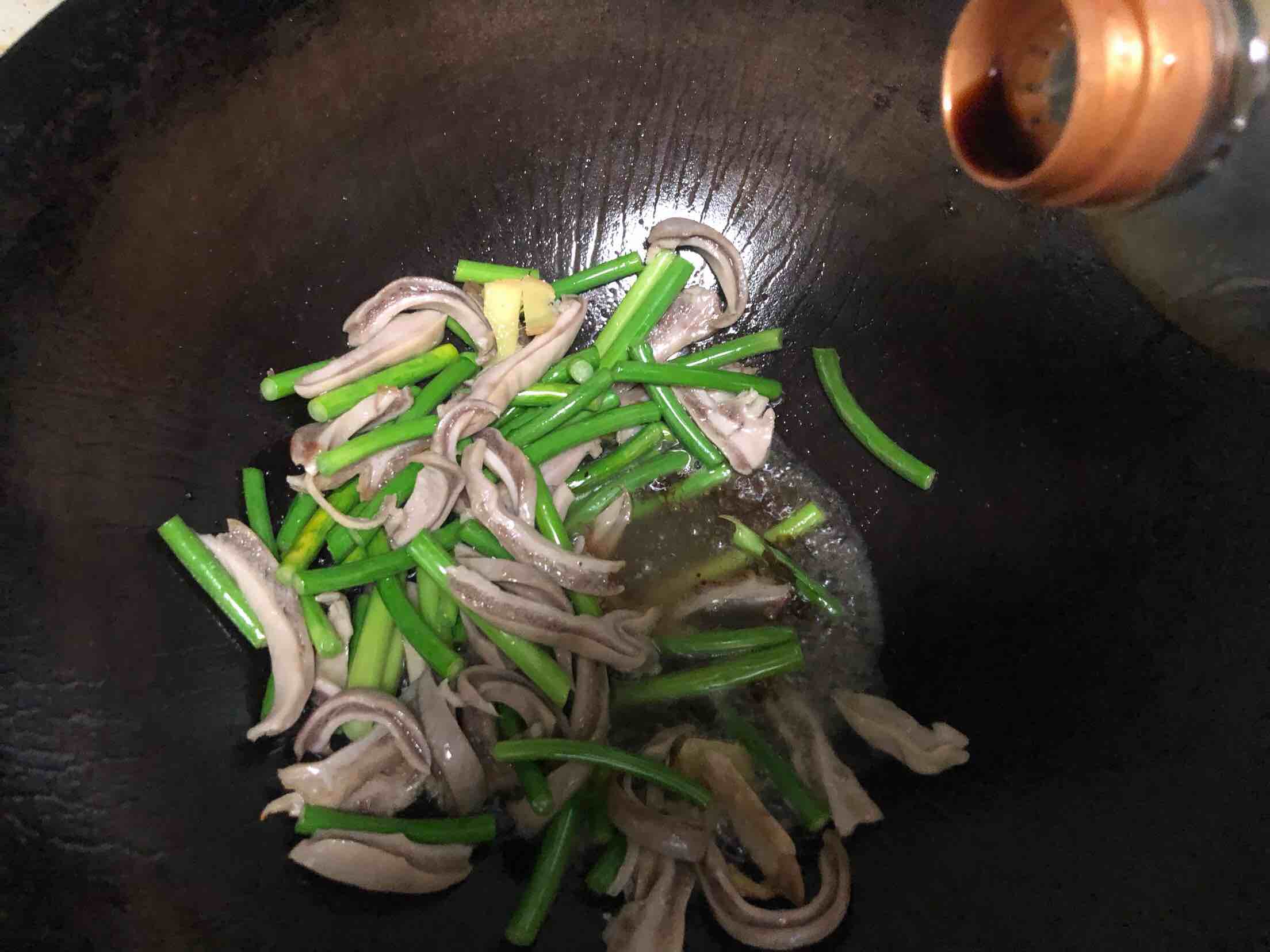 蒜薹炒豬肚的做法-家常味炒菜譜