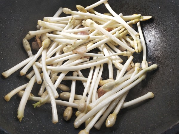 五花肉炒花生芽的做法-家常味炒菜譜