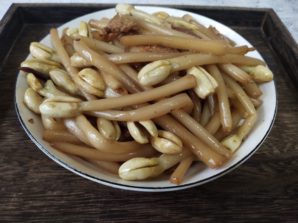 五花肉炒花生芽的做法-家常味炒菜譜