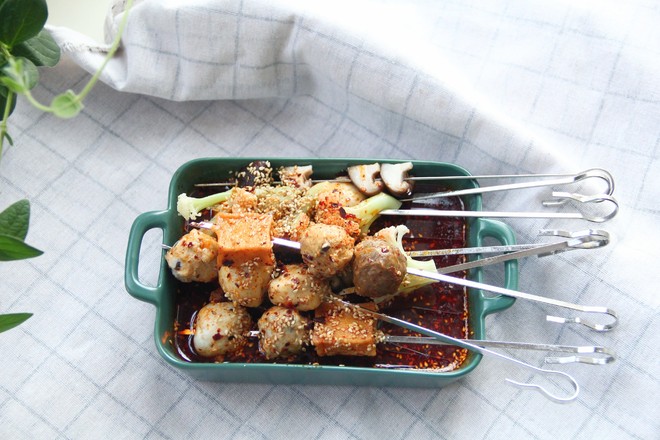 夏日麻辣串串自制更安心的做法-麻辣味煮菜譜