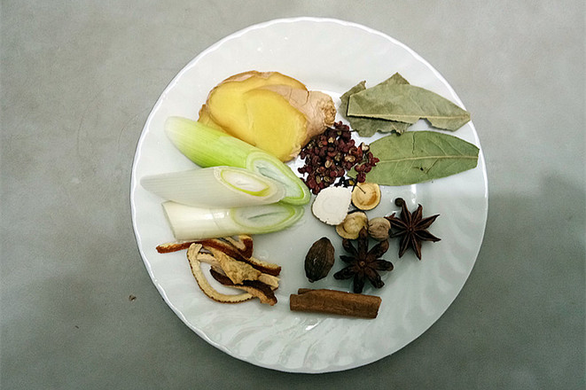 白切肘子的做法-咸鮮味煮菜譜