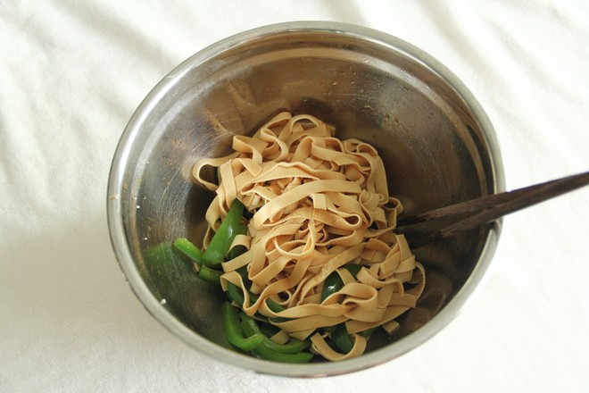 夏日清爽涼拌菜，青椒拌千張，爽口不膩的做法-咸鮮味拌菜譜