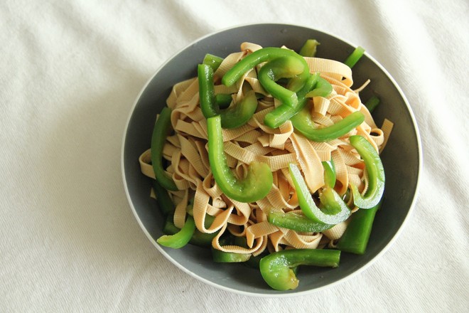 夏日清爽涼拌菜，青椒拌千張，爽口不膩的做法-咸鮮味拌菜譜