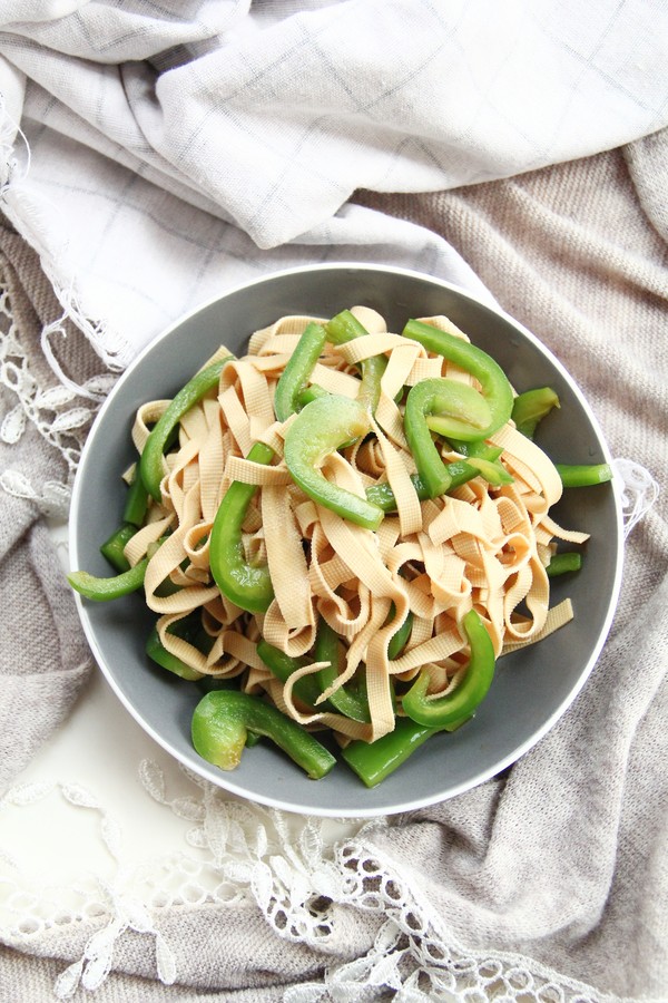 夏日清爽涼拌菜，青椒拌千張，爽口不膩的做法-咸鮮味拌菜譜