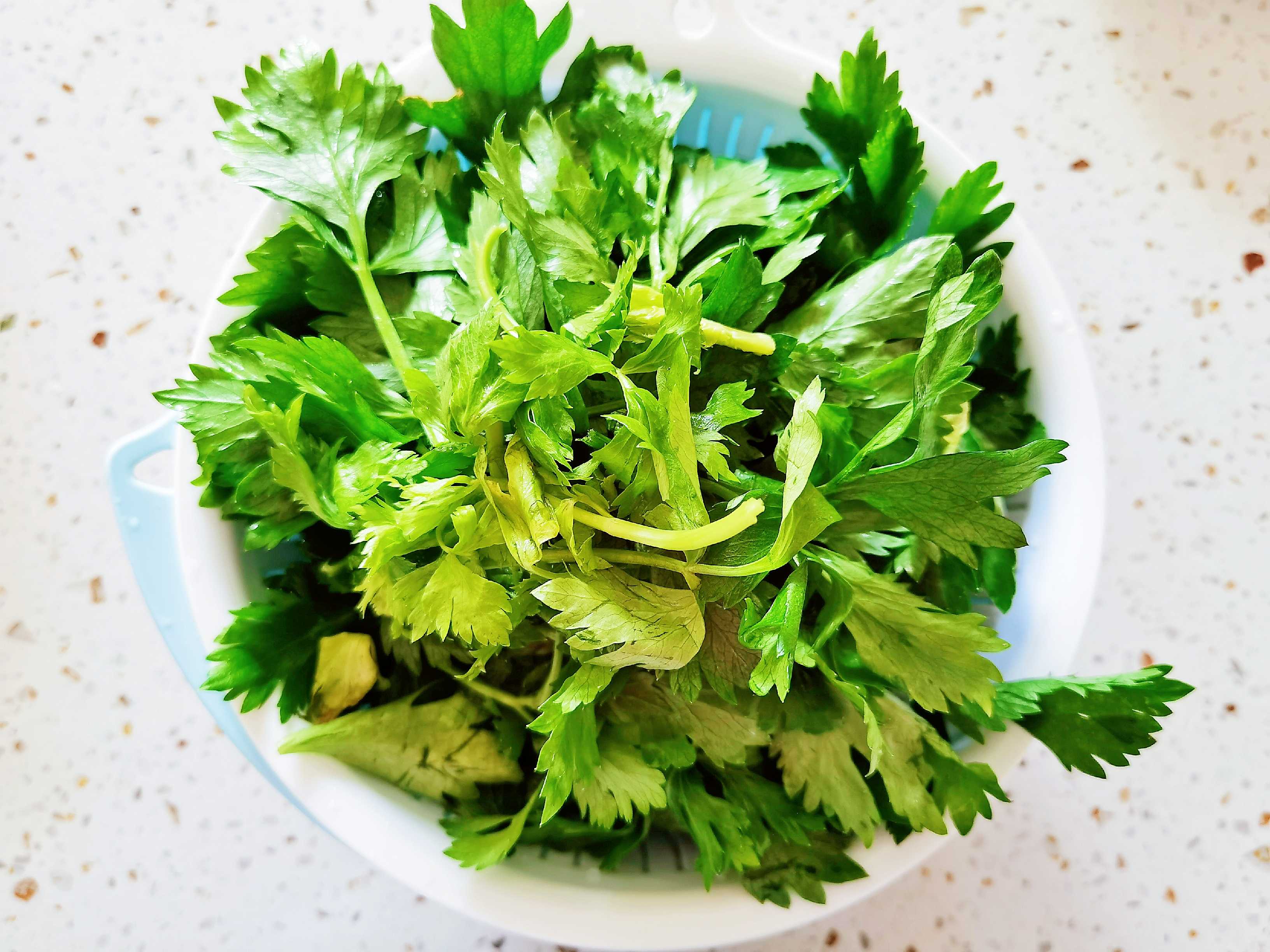 呼倫貝爾特色手把肉二次加工-芹菜炒牛肉，芹菜脆嫩，牛肉鮮美，家常做法好吃下飯的做法-咸鮮味炒菜譜