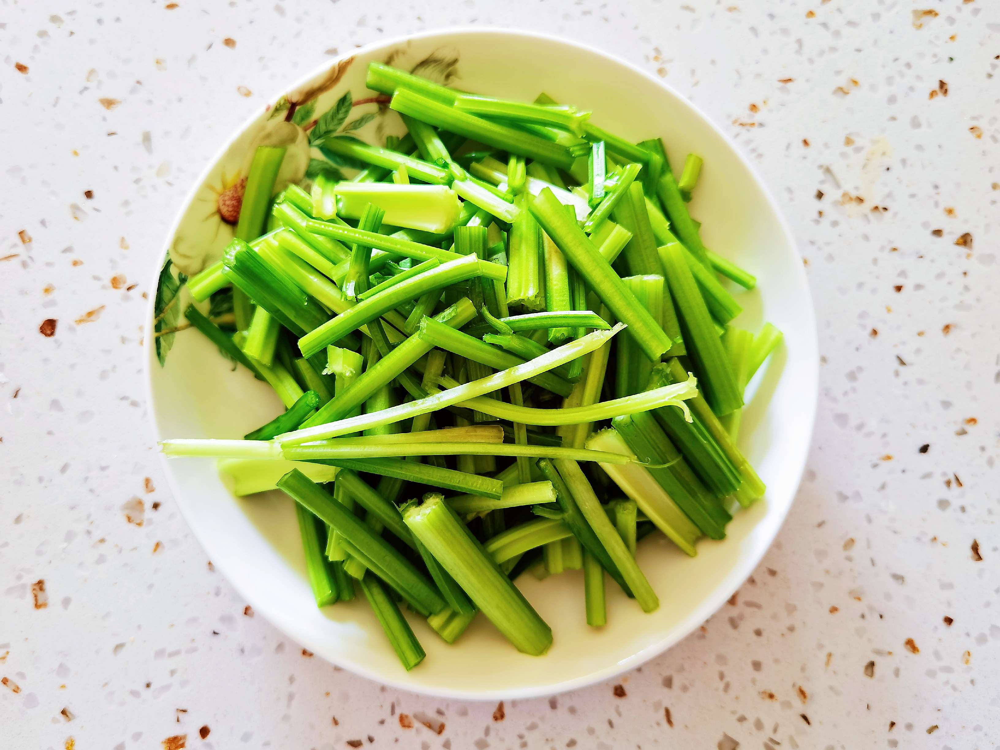 呼倫貝爾特色手把肉二次加工-芹菜炒牛肉，芹菜脆嫩，牛肉鮮美，家常做法好吃下飯的做法-咸鮮味炒菜譜