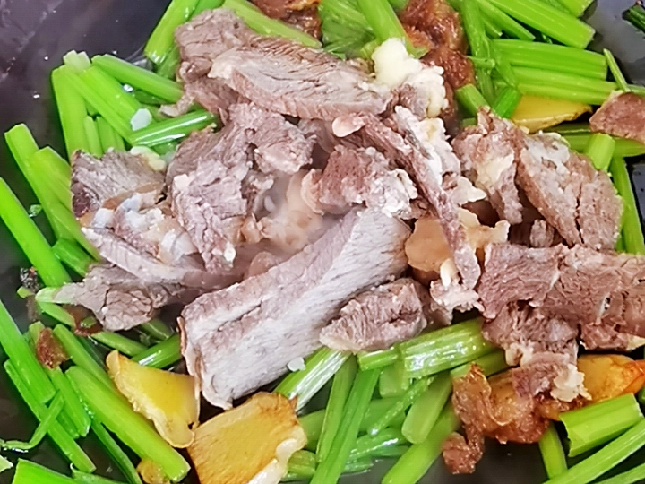 呼倫貝爾特色手把肉二次加工-芹菜炒牛肉，芹菜脆嫩，牛肉鮮美，家常做法好吃下飯的做法-咸鮮味炒菜譜