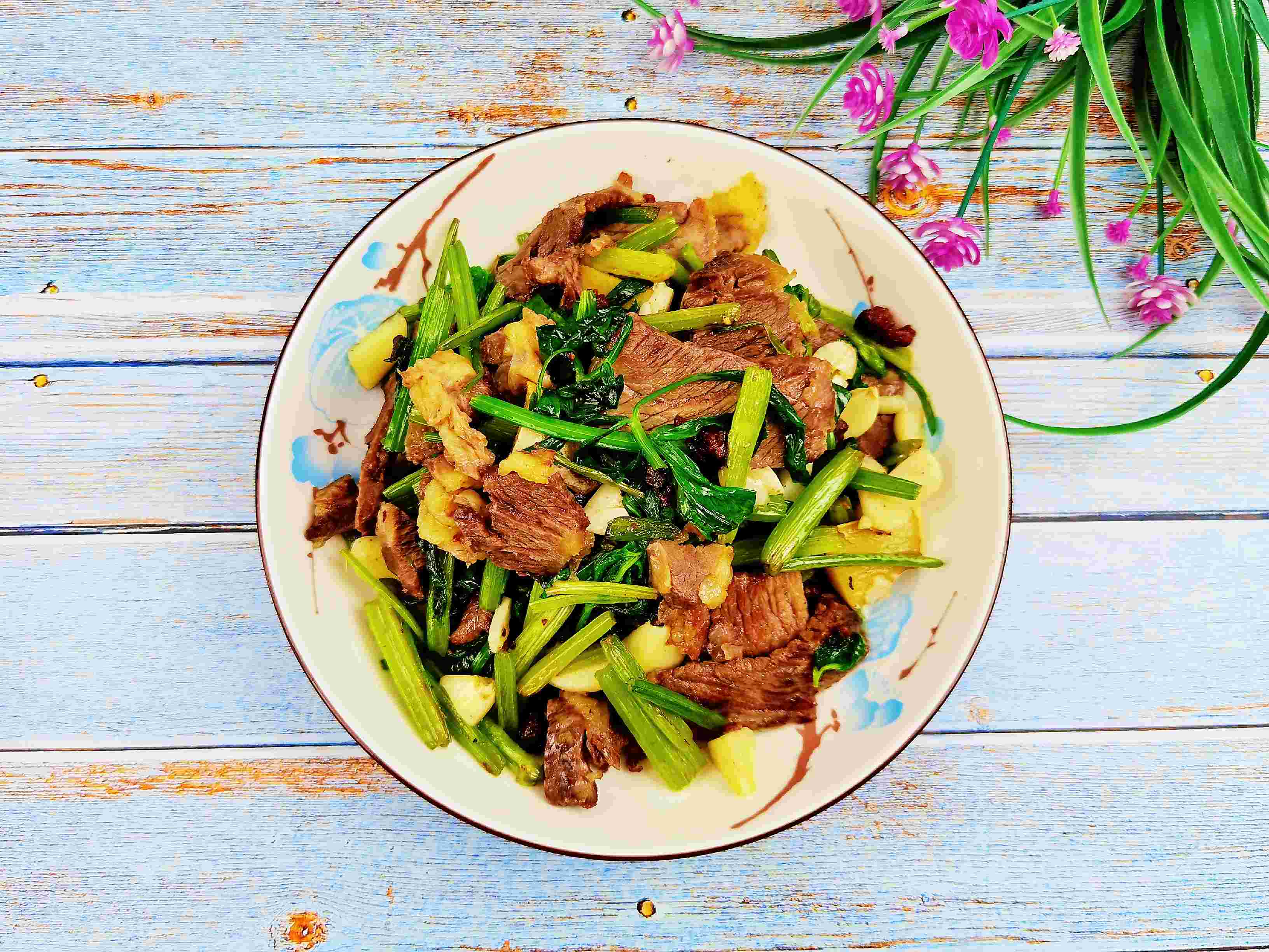 呼倫貝爾特色手把肉二次加工-芹菜炒牛肉，芹菜脆嫩，牛肉鮮美，家常做法好吃下飯的做法-咸鮮味炒菜譜