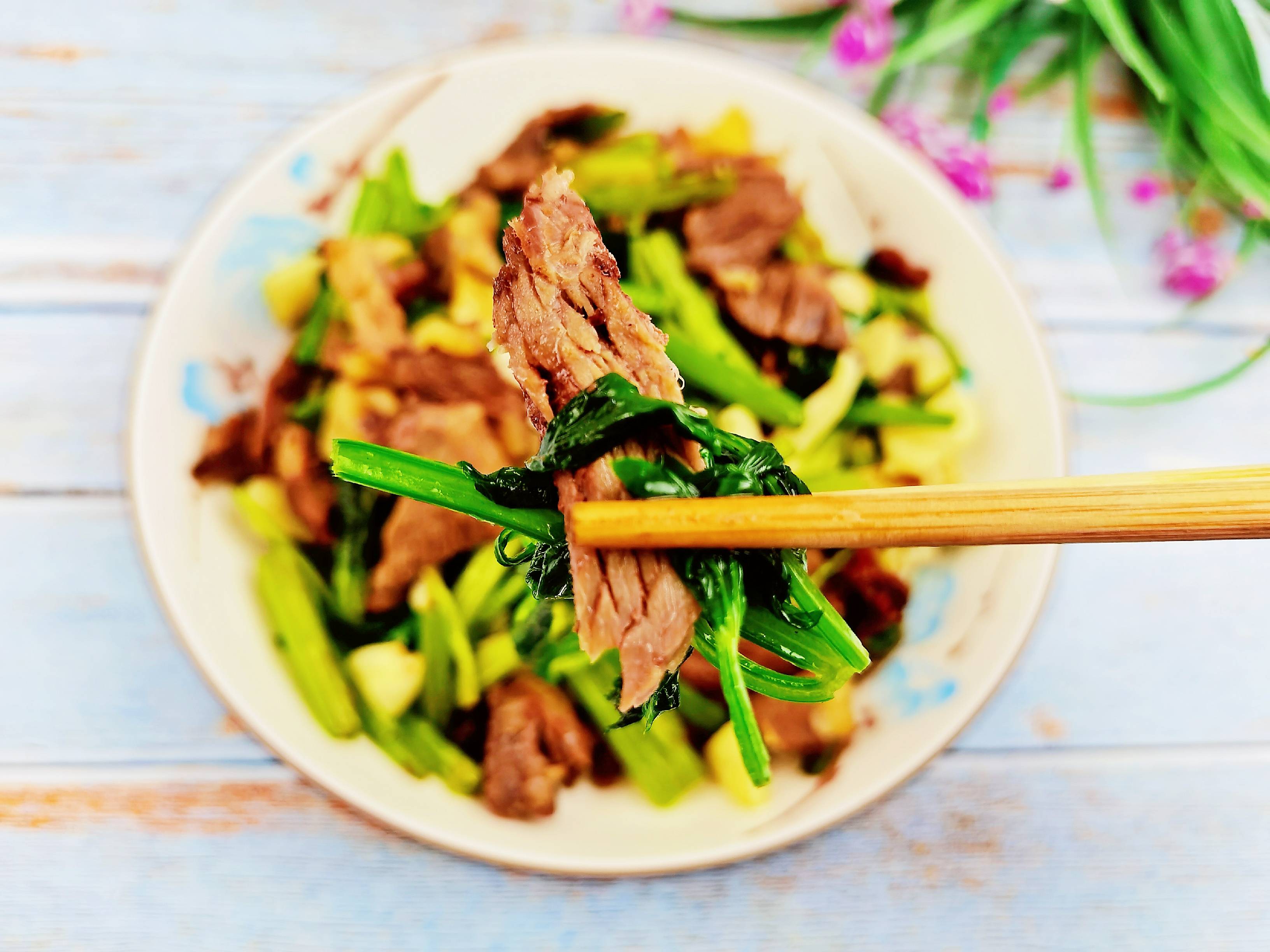 呼倫貝爾特色手把肉二次加工-芹菜炒牛肉，芹菜脆嫩，牛肉鮮美，家常做法好吃下飯的做法-咸鮮味炒菜譜