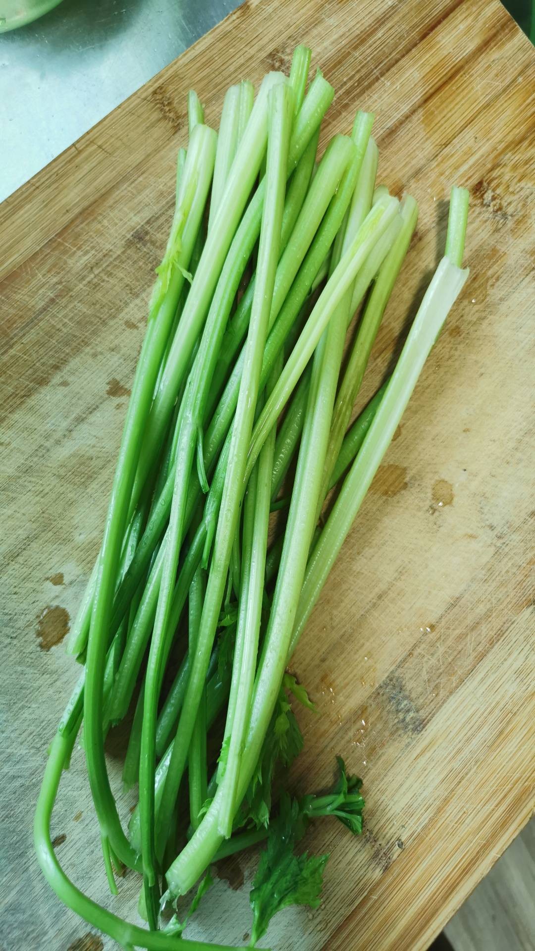 清炒芹菜的做法-家常味炒菜譜