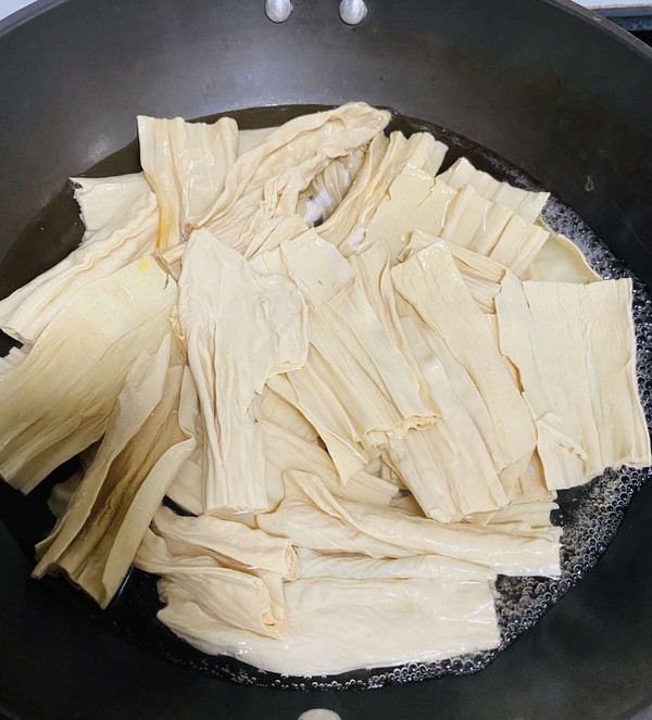 夏日涼拌吃腐竹，爽滑可口，撈一撈超好吃的做法-家常味煮菜譜