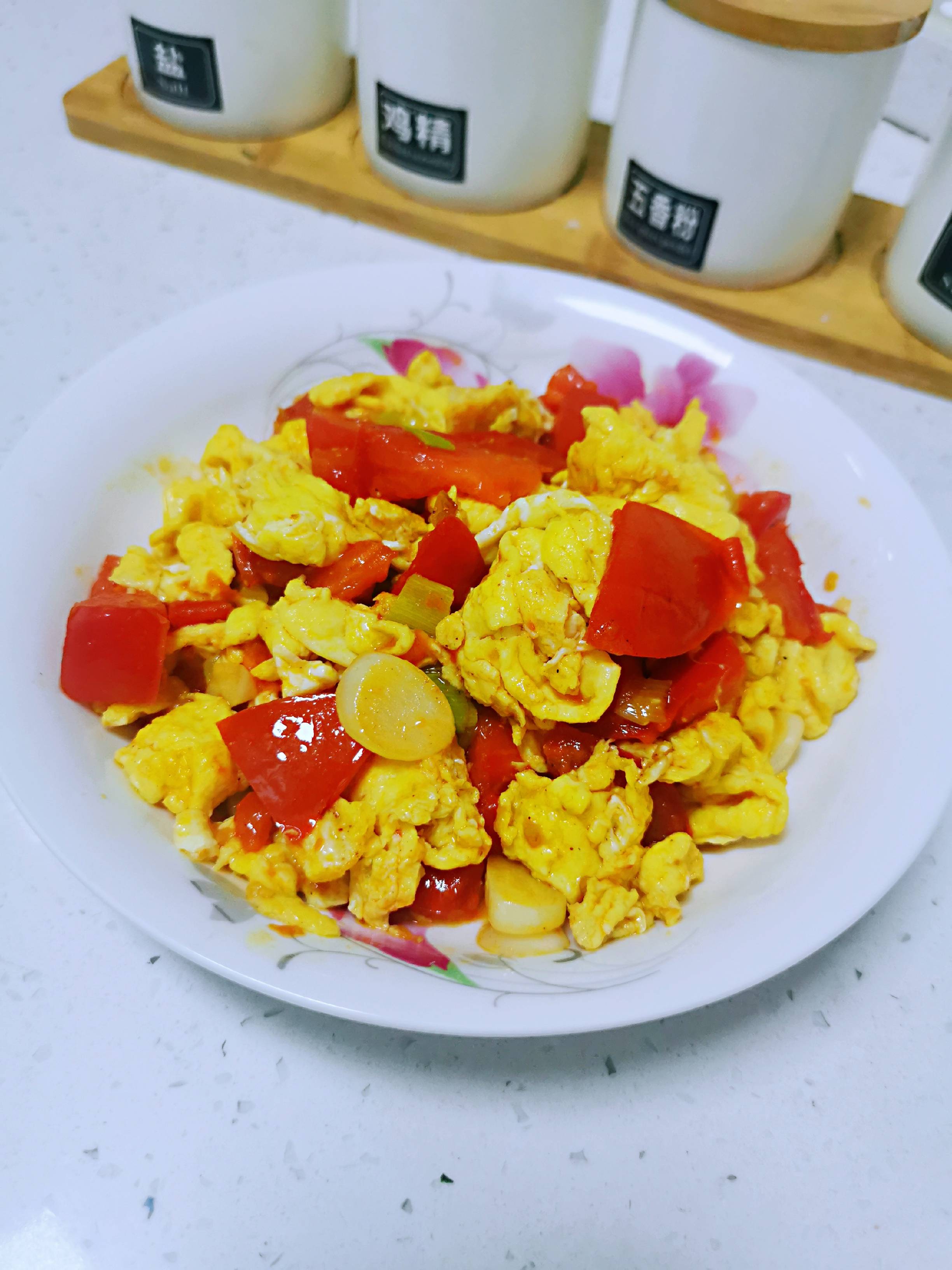 下飯神菜～西紅柿炒雞蛋，大蒜和白糖是提味的關鍵的做法-家常味炒菜譜
