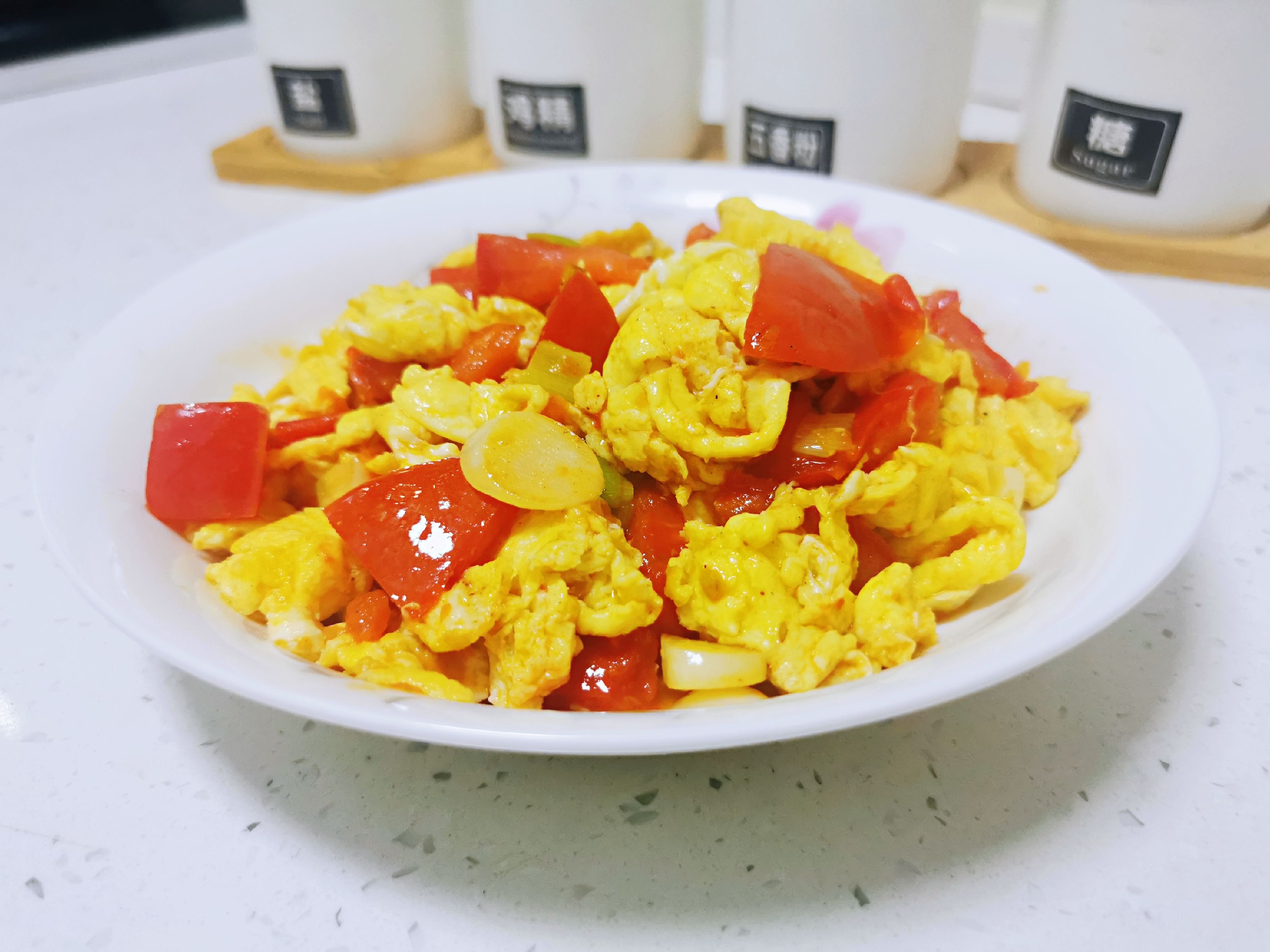 下飯神菜～西紅柿炒雞蛋，大蒜和白糖是提味的關鍵的做法-家常味炒菜譜
