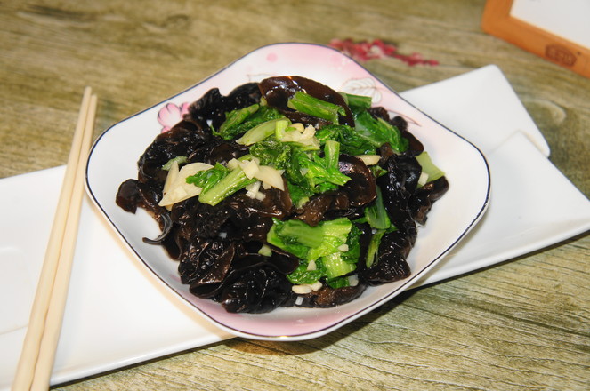 木耳爆炒小白菜的做法-蒜香味炒菜譜