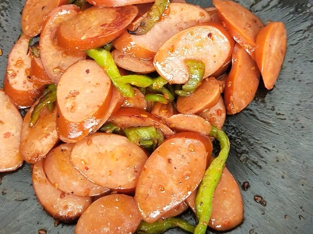 青椒蒜味腸的做法-家常味炒菜譜