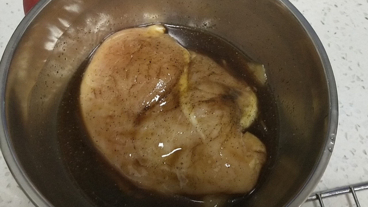 減肥期吃的肉肉-黑椒雞胸肉的做法-咸鮮味烤菜譜