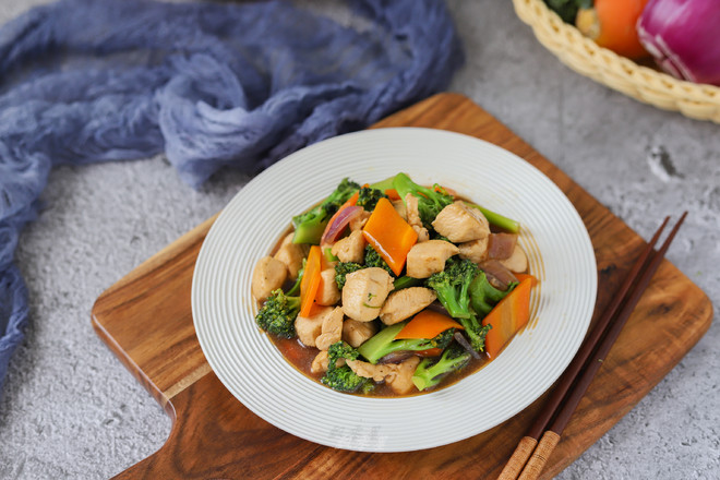 西藍花雞丁的做法-家常味炒菜譜