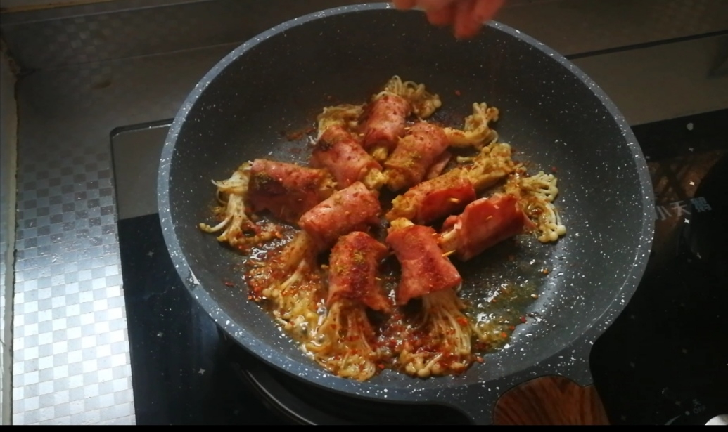 夜宵啤酒的絕配～培根金針菇卷的做法-其它口味煎菜譜