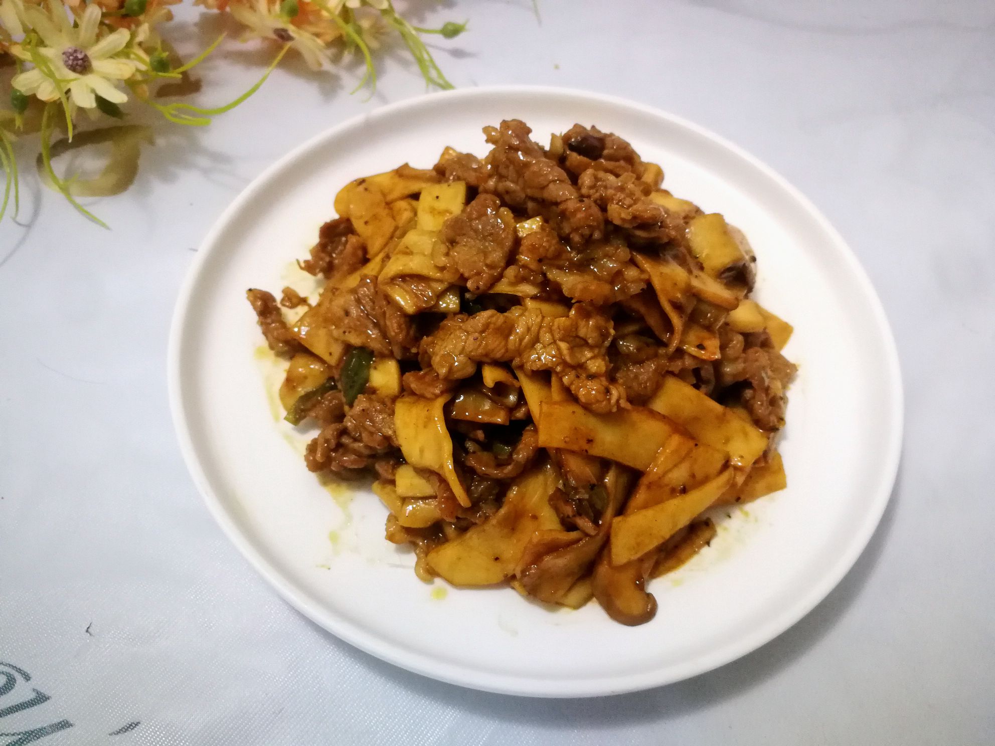黑椒牛肉炒杏鮑菇的做法-黑椒味炒菜譜