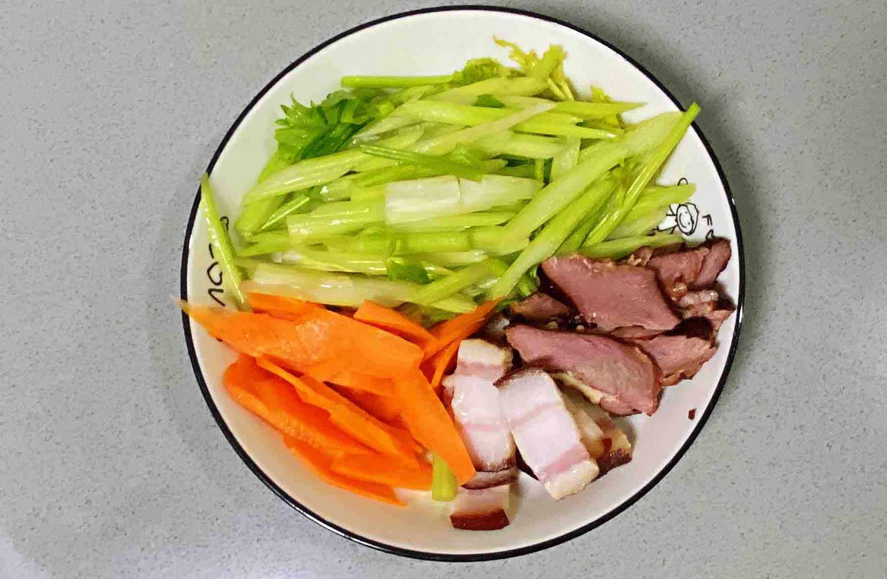 臘肉炒西芹，臘味十足、脆爽可口～的做法-家常味炒菜譜