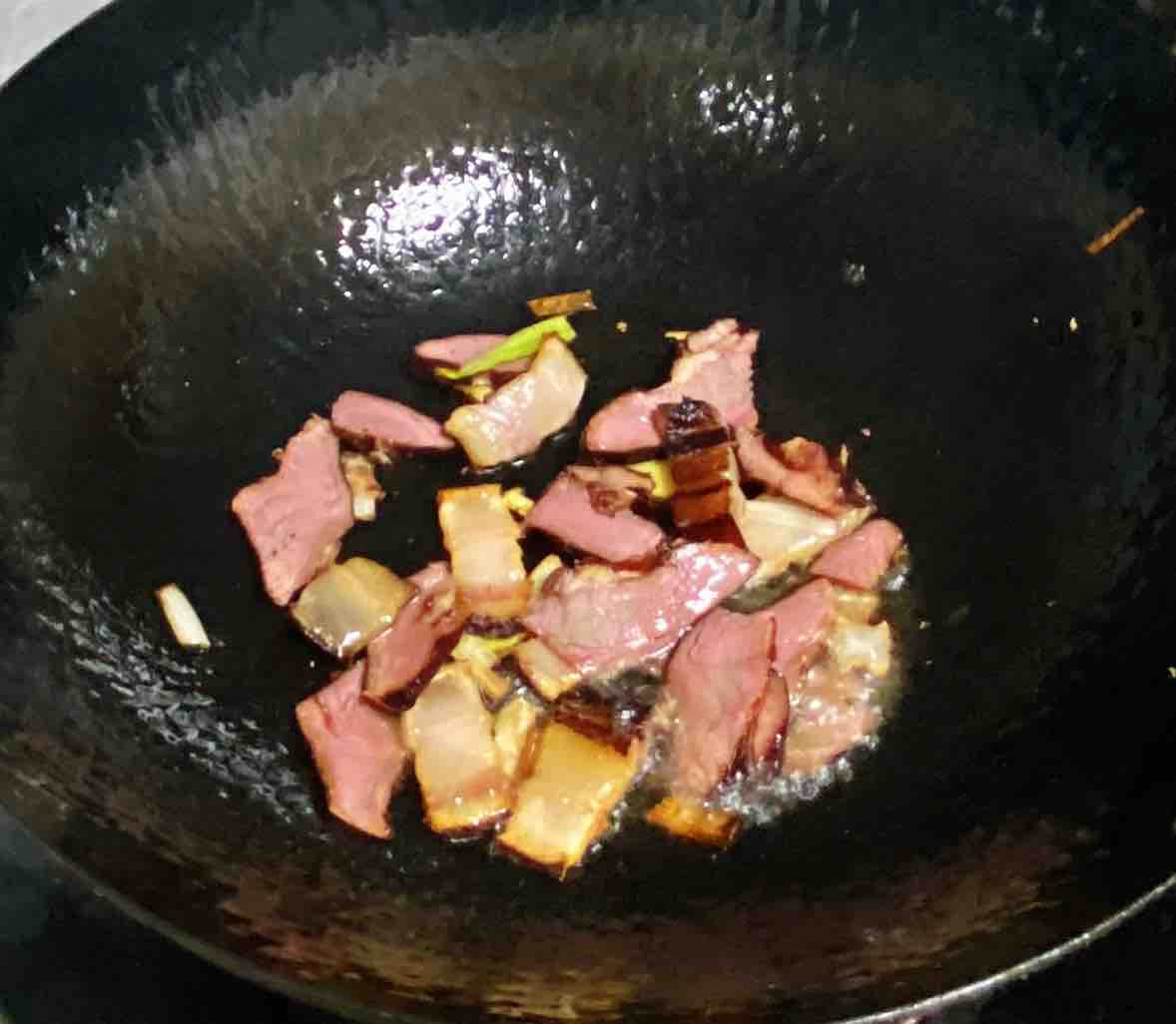 臘肉炒西芹，臘味十足、脆爽可口～的做法-家常味炒菜譜