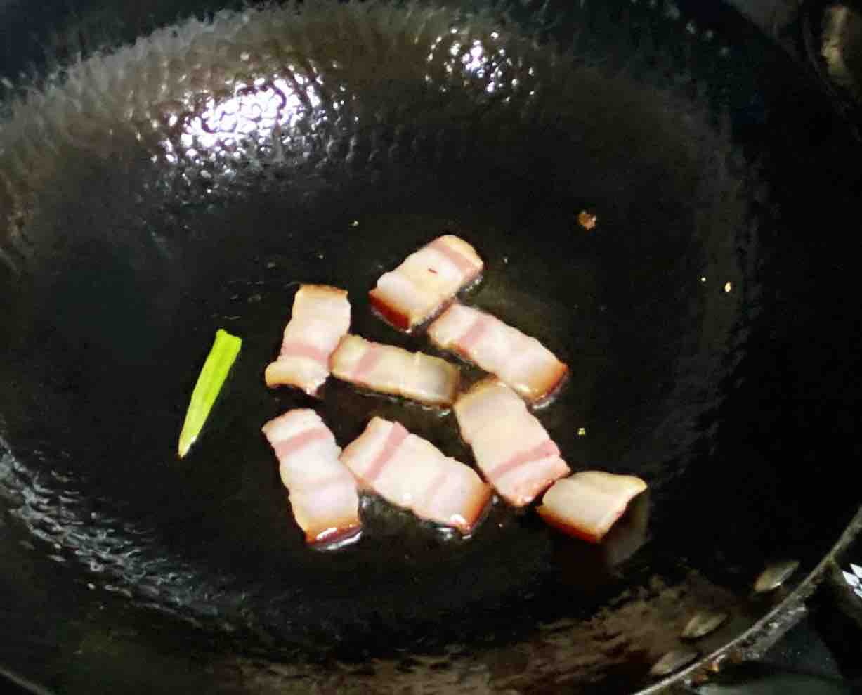 臘肉炒西芹，臘味十足、脆爽可口～的做法-家常味炒菜譜