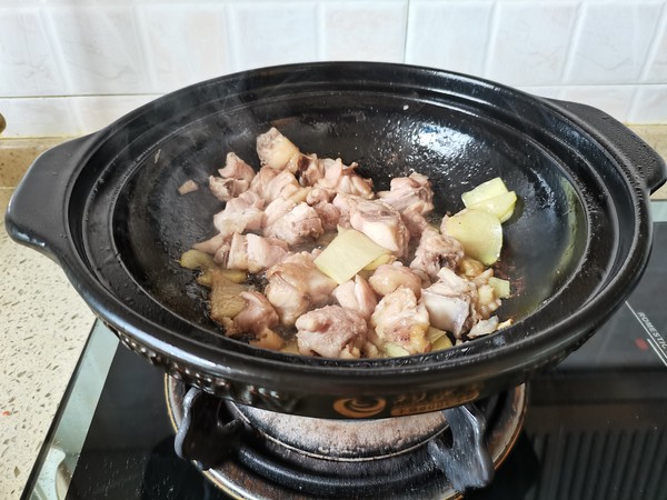 咖喱土豆?fàn)F雞的做法-咖喱味燒菜譜