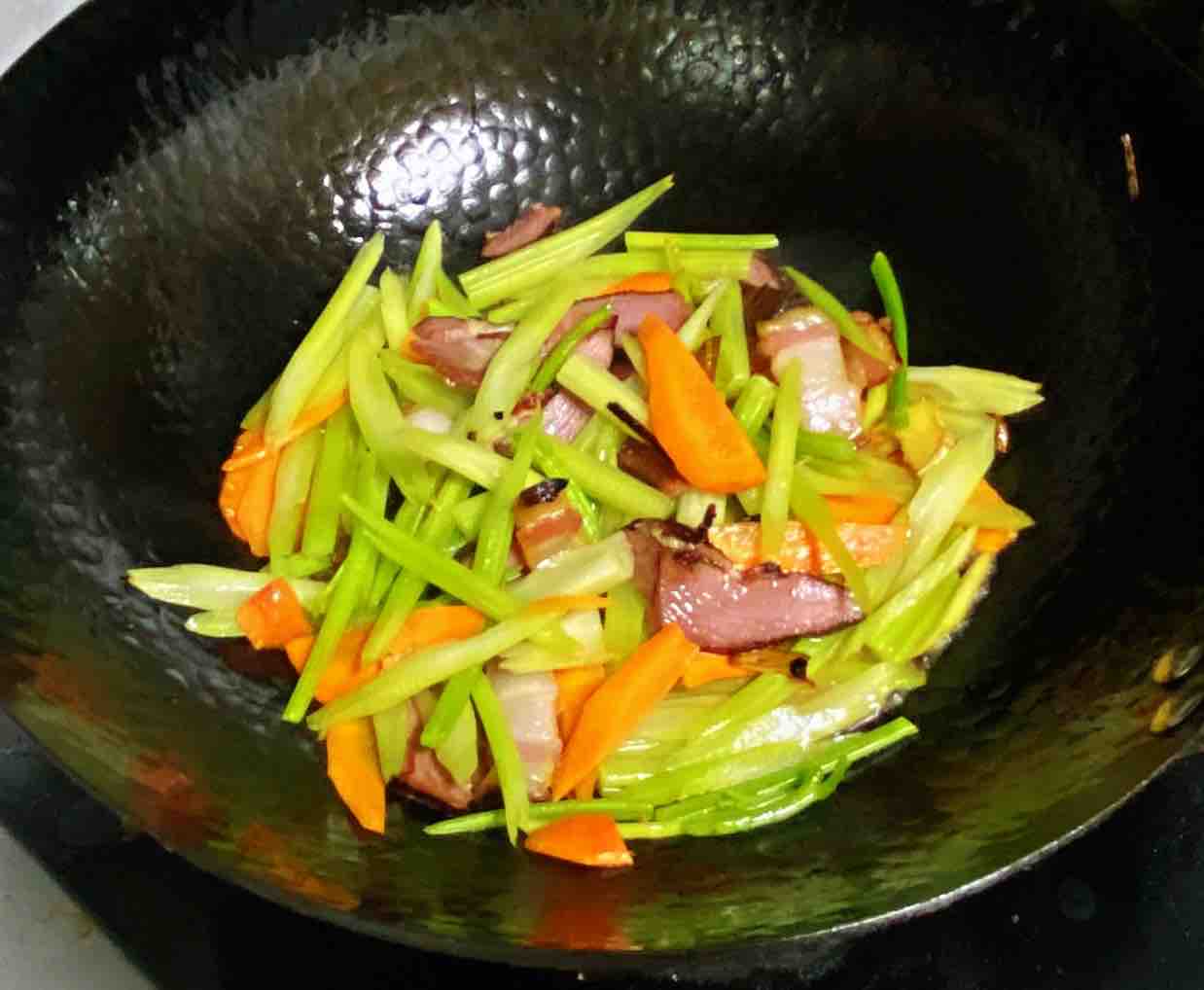 臘肉炒西芹，臘味十足、脆爽可口～的做法-家常味炒菜譜