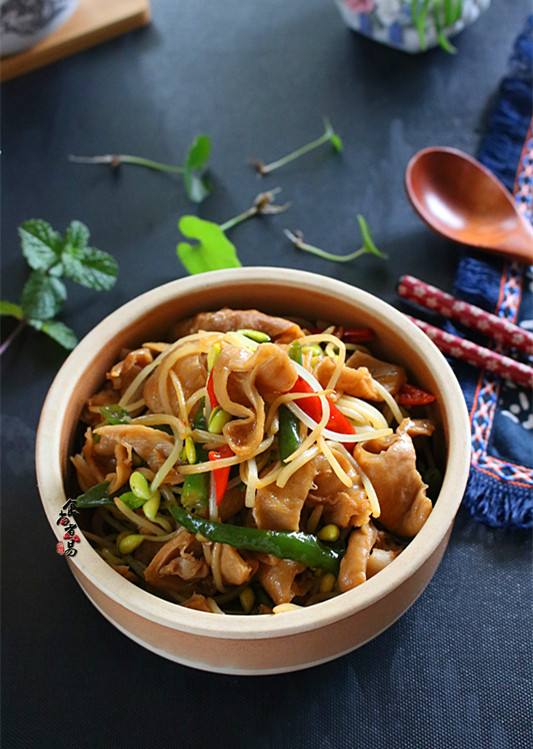 黃豆芽炒鹵水豬大腸的做法-家常味炒菜譜