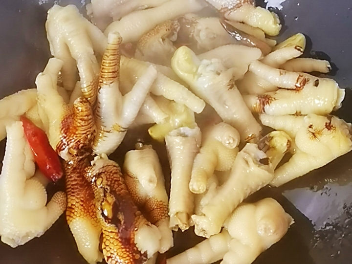 我是半滴雨，#來自內蒙古#，參賽作品為腐乳鳳爪，好吃到吮指的做法-咸鮮味燜菜譜