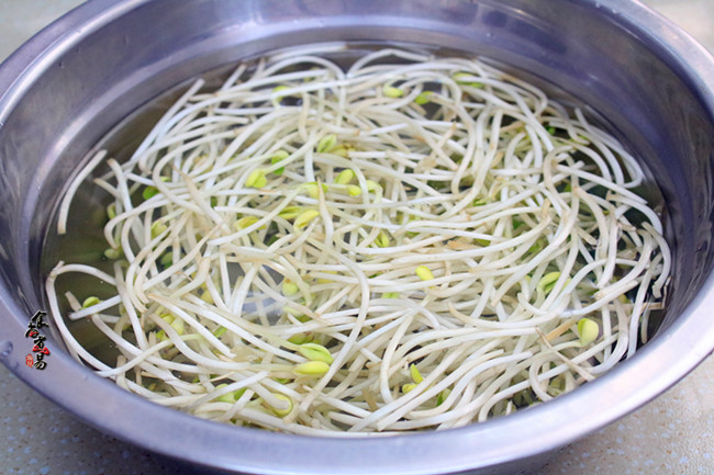 黃豆芽炒鹵水豬大腸的做法-家常味炒菜譜