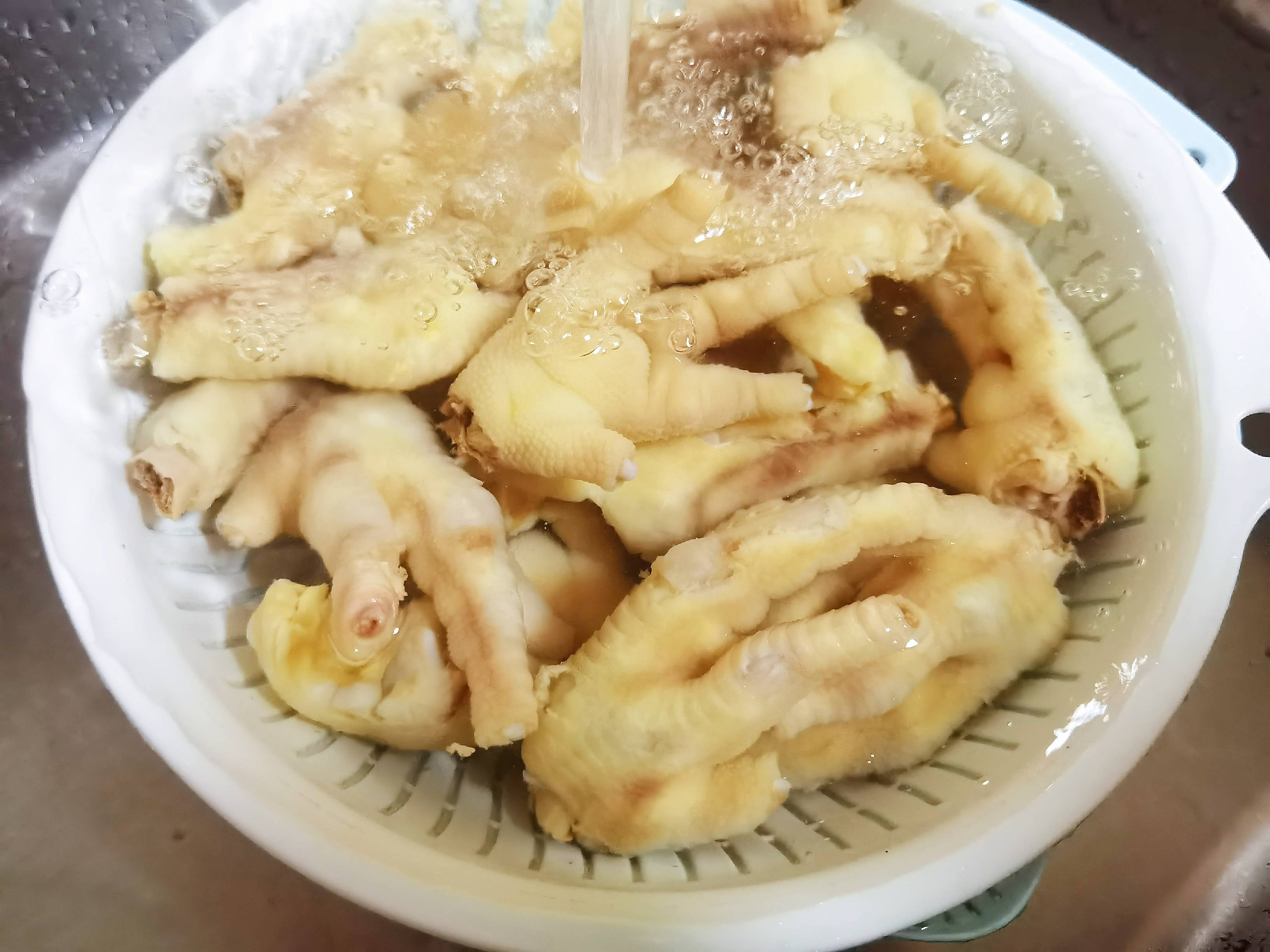 我是半滴雨，#來自內蒙古#，參賽作品為腐乳鳳爪，好吃到吮指的做法-咸鮮味燜菜譜