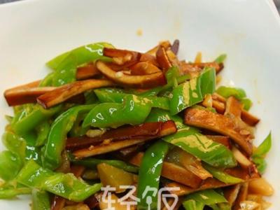 榨菜青椒炒香干丨小孩子老人補鈣身體健壯,不容易吃就可惜了的作法-家常味燒菜譜