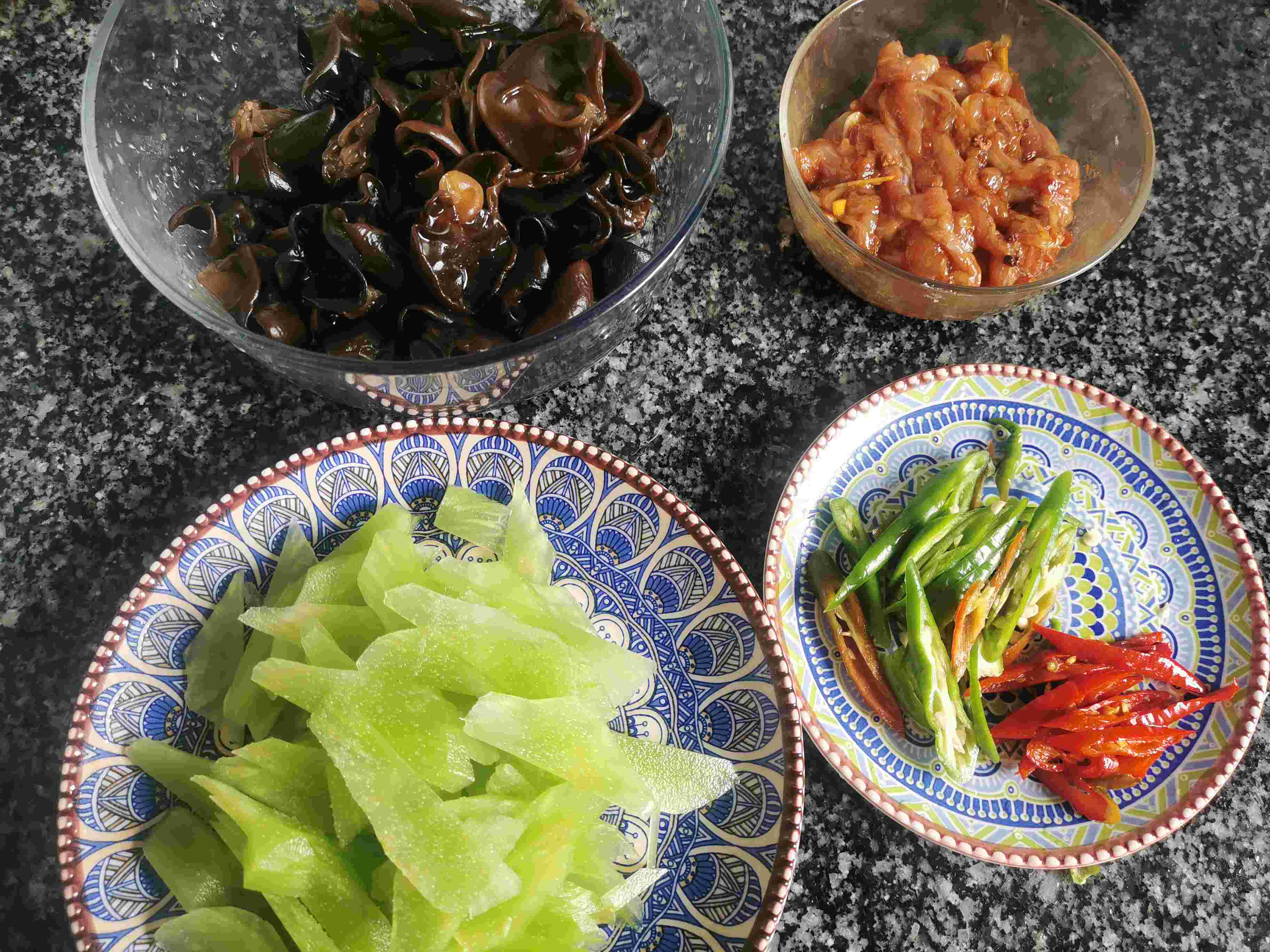 木耳萵筍炒肉的做法-家常味炒菜譜