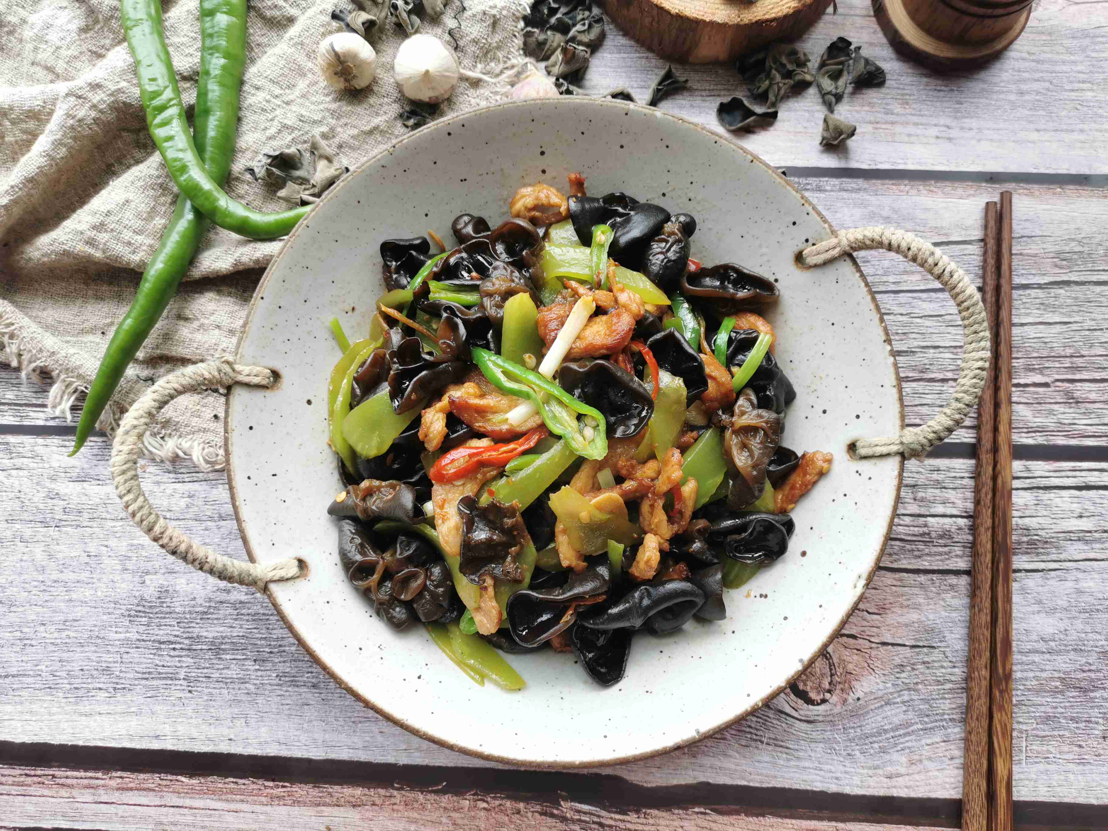 木耳萵筍炒肉的做法-家常味炒菜譜