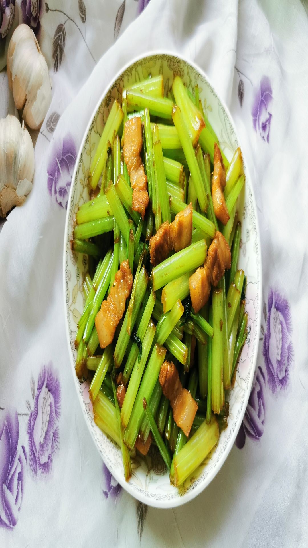 五花肉炒芹菜的做法-家常味炒菜譜