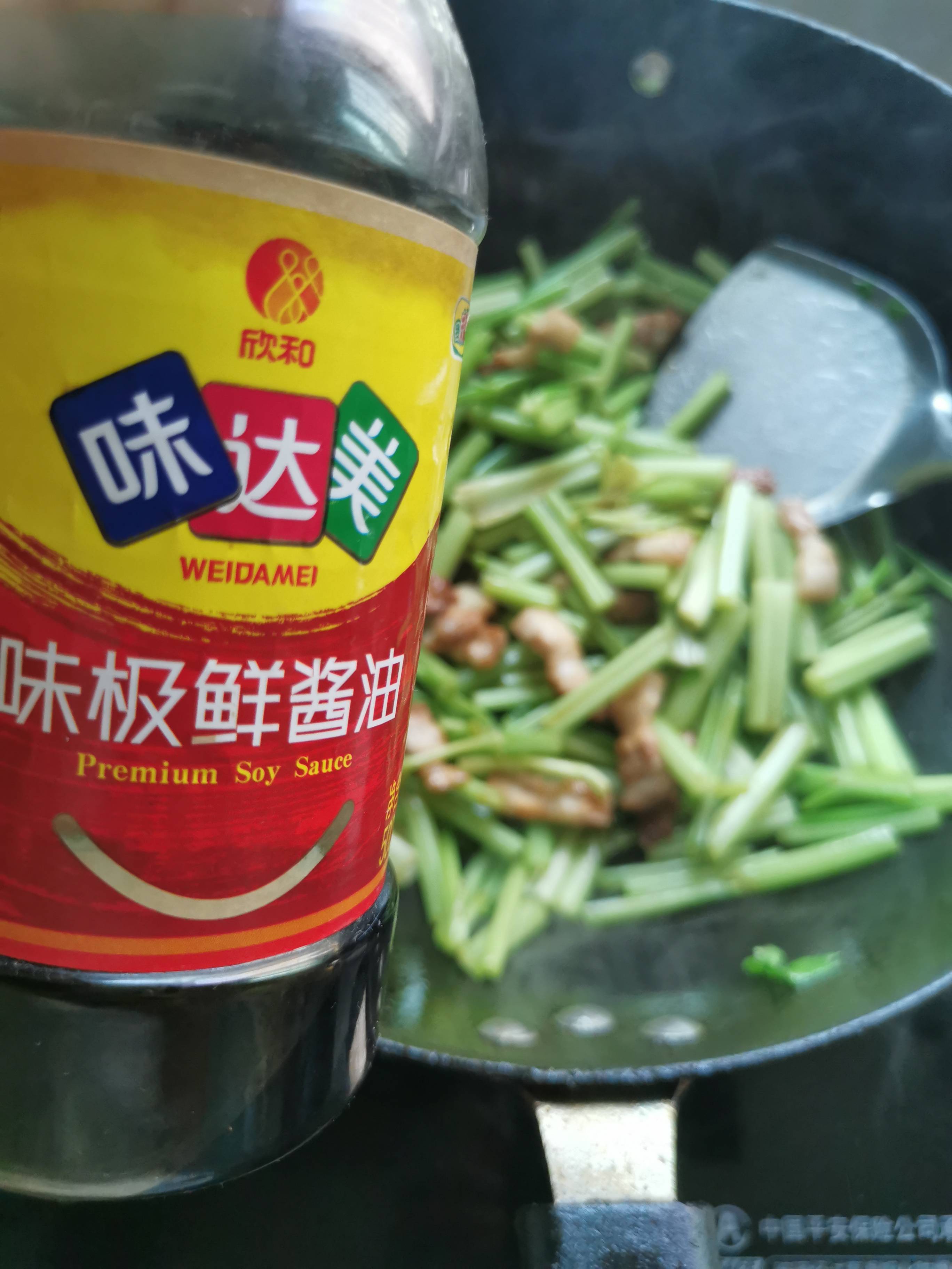 五花肉炒芹菜的做法-家常味炒菜譜