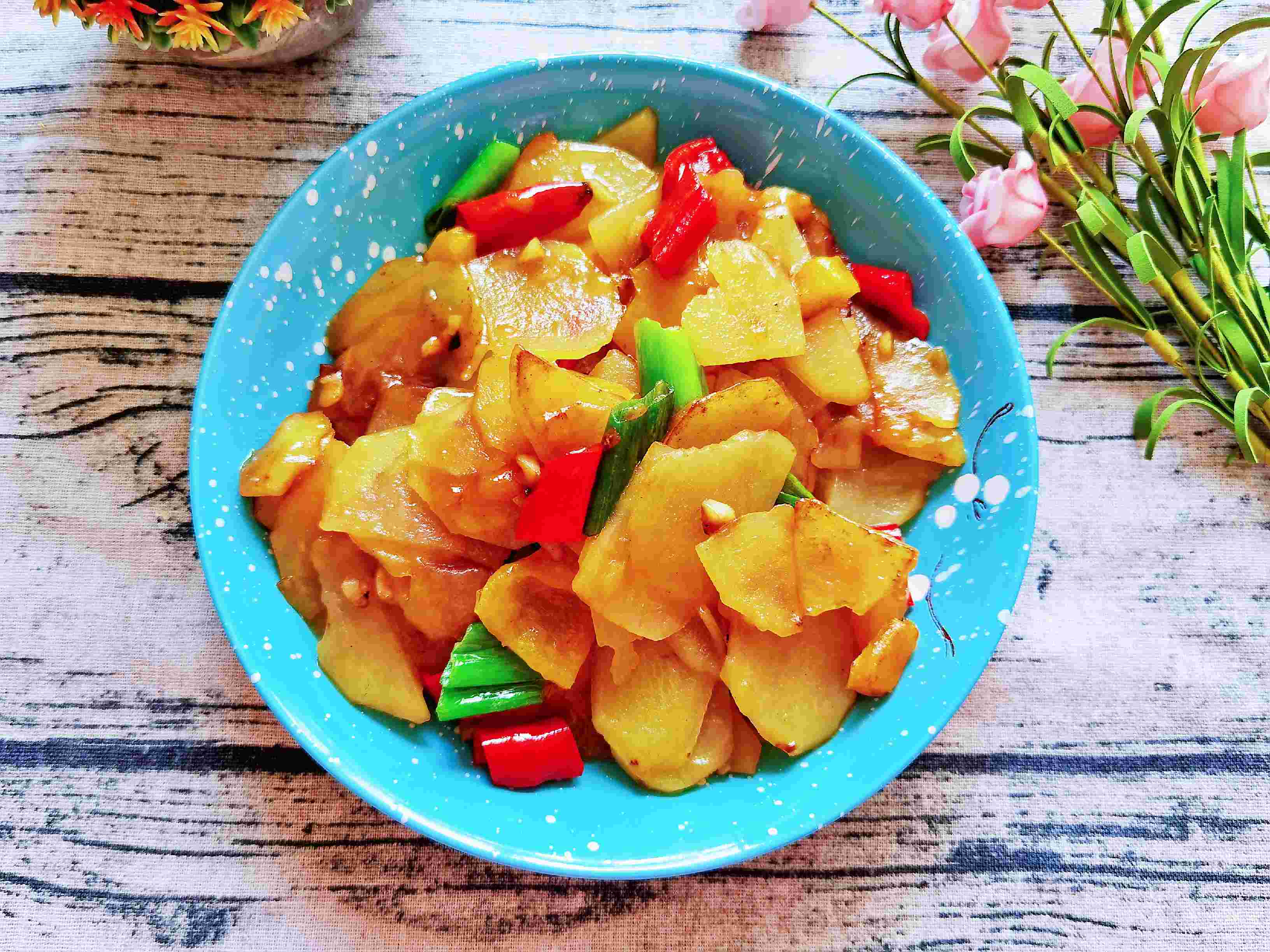 我是半滴雨#來自內蒙古#，參賽作品為素菜也下飯-彩椒土豆片，大人孩子都愛吃的做法-咸鮮味炒菜譜