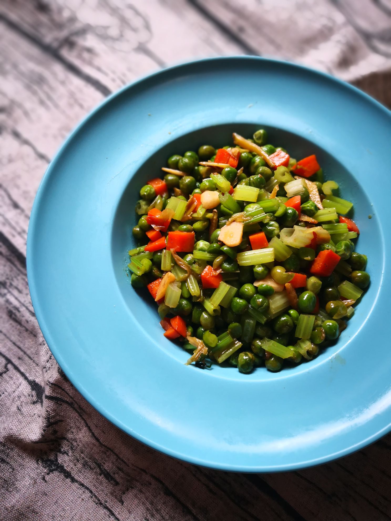 芹菜炒豌豆的做法-家常味炒菜譜