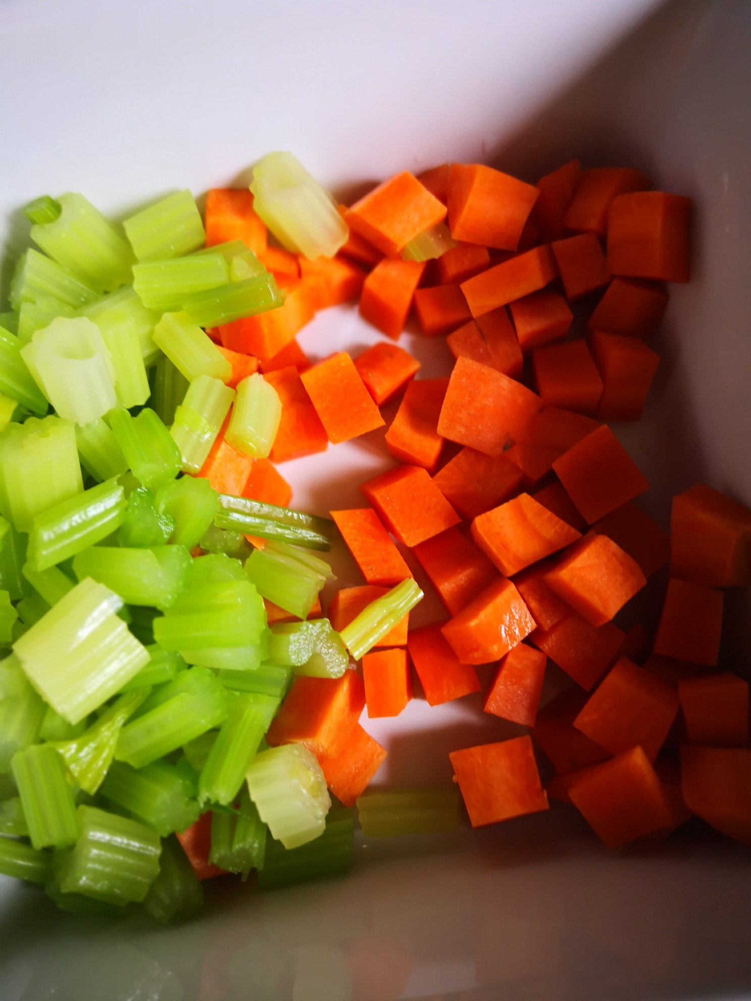 芹菜炒豌豆的做法-家常味炒菜譜