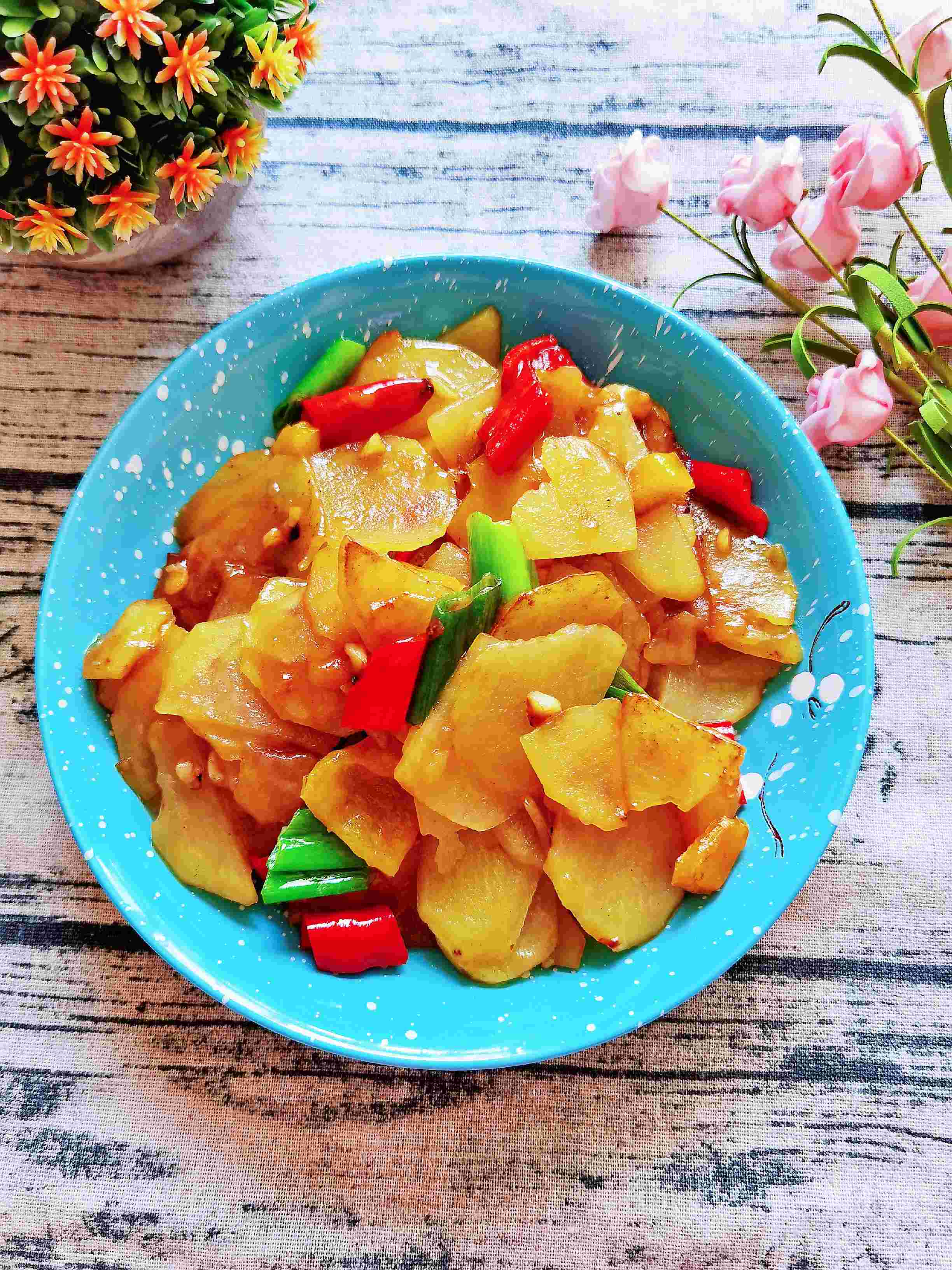 我是半滴雨#來自內蒙古#，參賽作品為素菜也下飯-彩椒土豆片，大人孩子都愛吃的做法-咸鮮味炒菜譜