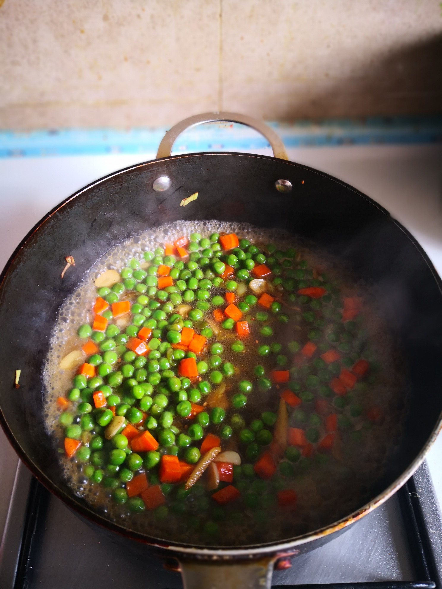 芹菜炒豌豆的做法-家常味炒菜譜