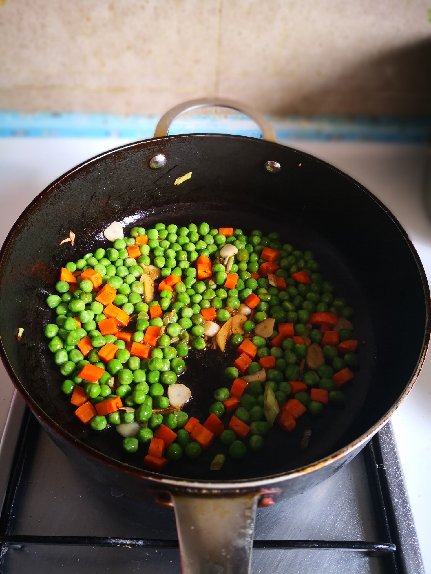 芹菜炒豌豆的做法-家常味炒菜譜