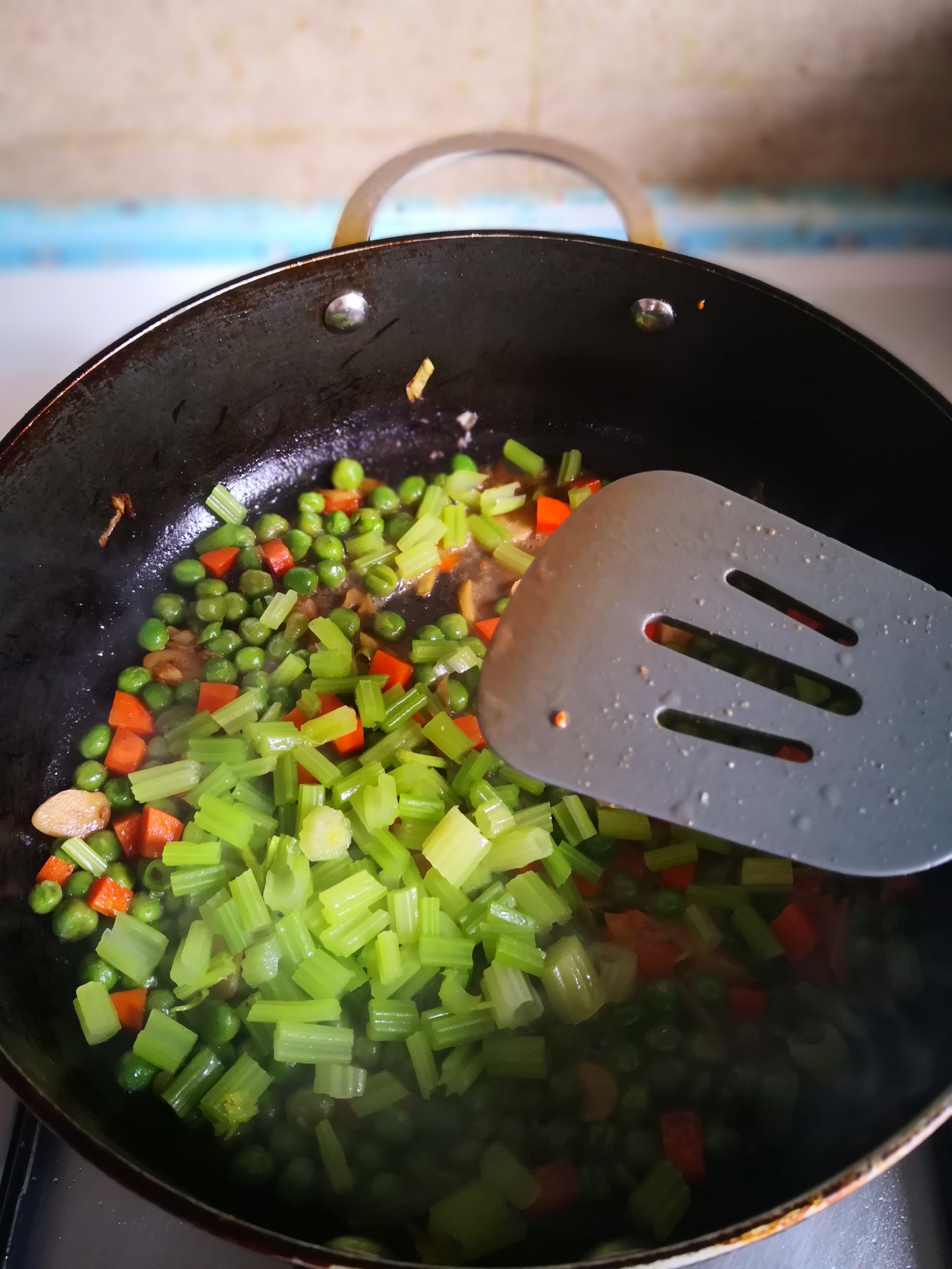 芹菜炒豌豆的做法-家常味炒菜譜